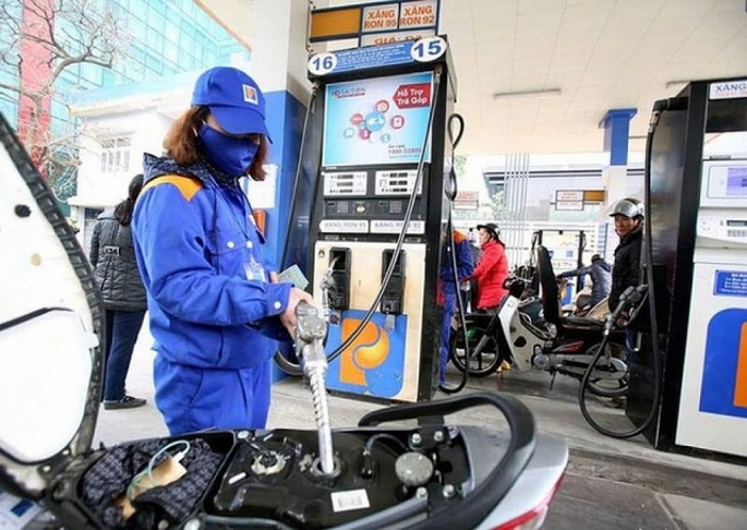 Ch&#237;nh phủ th&#244;ng qua đề xuất giảm 2.000 đồng/l&#237;t thuế bảo vệ m&#244;i trường đối với xăng dầu - Ảnh 1