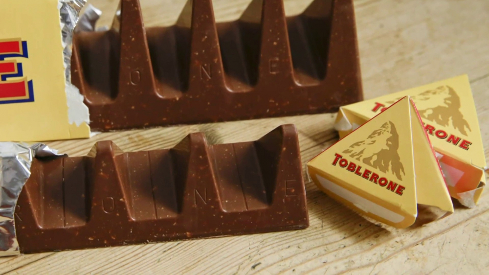 Kh&ocirc;ng chỉ c&oacute; bao b&igrave; Toblerone mang biểu tượng đỉnh Matterhorn, h&igrave;nh dạng của thanh s&ocirc; c&ocirc; l&ocirc; cũng khiến người d&ugrave;ng li&ecirc;n tưởng đến d&atilde;y n&uacute;i Alps