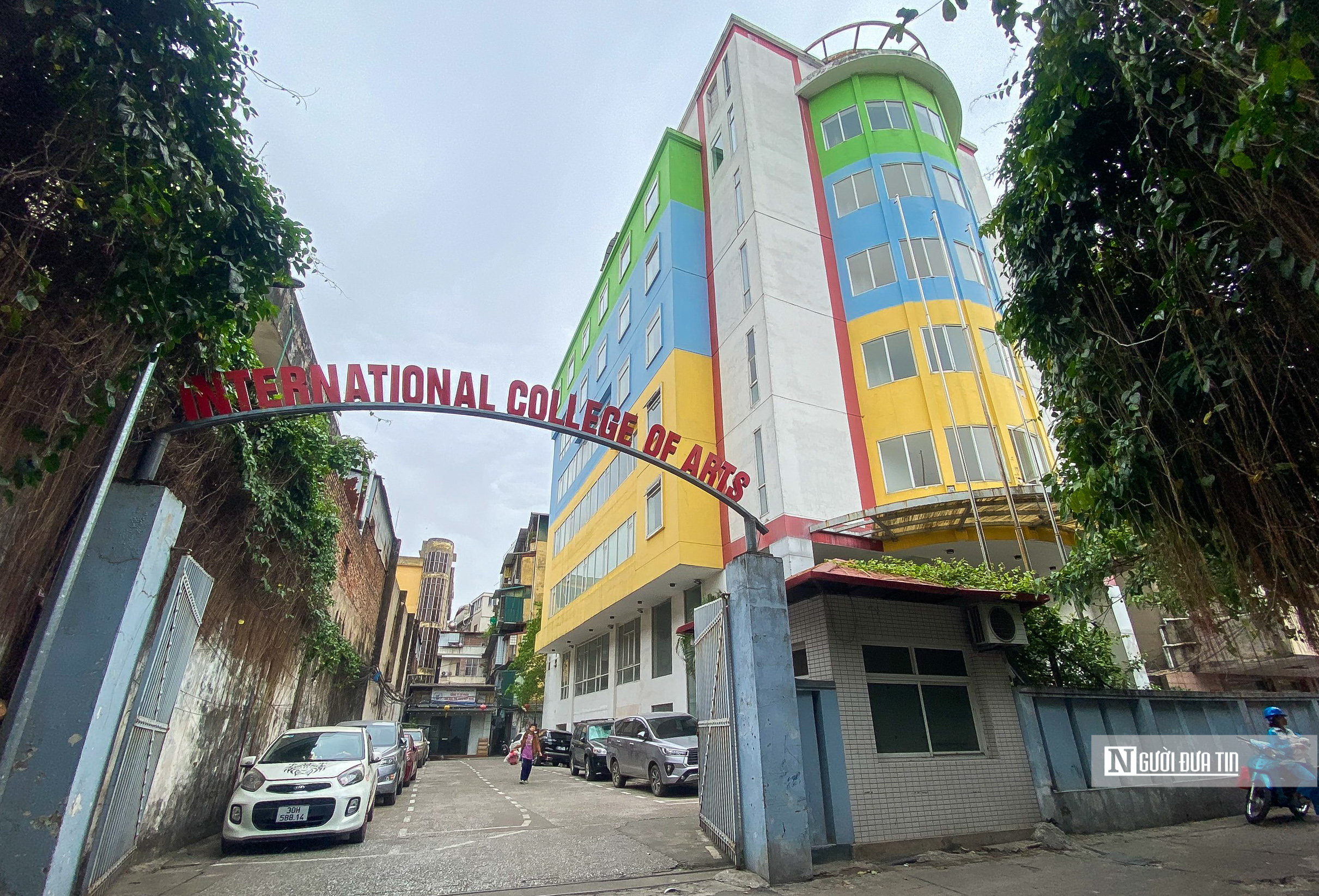 Khu đất n&agrave;y kh&aacute; vắng vẻ người ra v&agrave;o v&agrave; c&oacute; dấu hiệu sử dụng để tr&ocirc;ng giữ xe. Hiện tại, khu đất n&agrave;y c&oacute; một t&ograve;a nh&agrave; cao tầng.