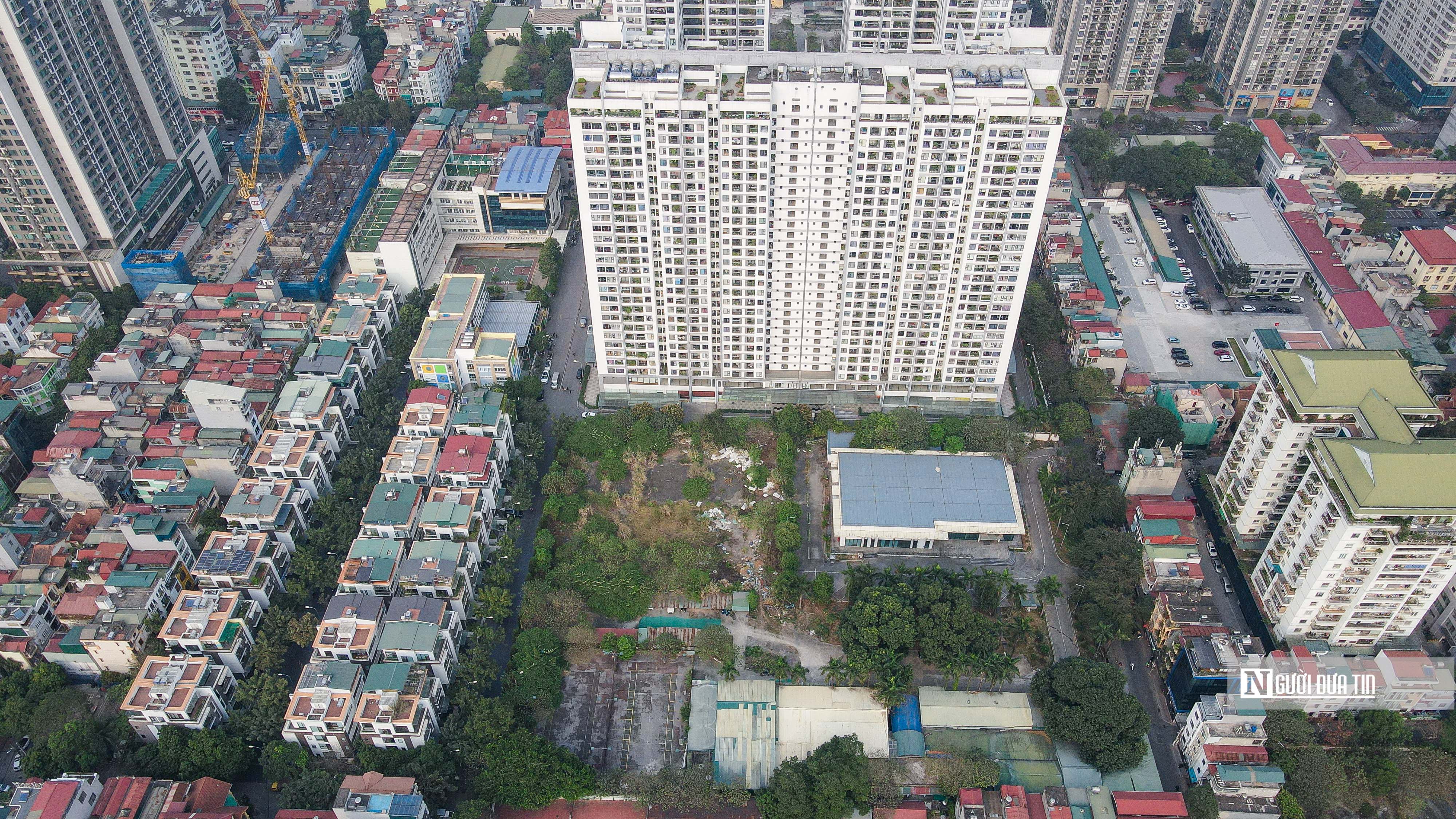 Đến khi k&yacute; hợp đồng với C&ocirc;ng ty Khu Đ&ocirc;ng th&igrave; lại rơi v&agrave;o t&igrave;nh huống sử dụng đất sai mục đ&iacute;ch. Trong khi việc hợp t&aacute;c đầu tư kh&ocirc;ng triển khai được th&igrave; năm 2015, một số t&agrave;i sản tr&ecirc;n khu đất bị ph&aacute; dỡ, g&acirc;y thiệt hại 7,4 tỷ đồng theo nguy&ecirc;n gi&aacute; vốn của doanh nghiệp. Số t&agrave;i sản n&agrave;y phải thanh l&yacute; nhưng Vinasport lại kh&ocirc;ng thực hiện ghi giảm t&agrave;i sản cố định hữu h&igrave;nh theo quy định.