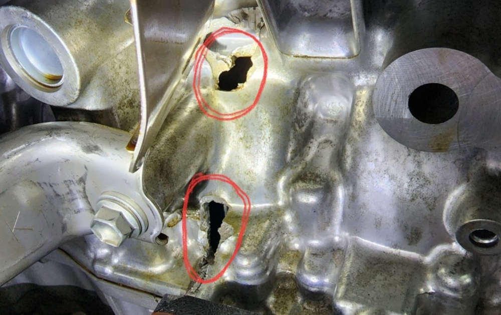 &nbsp;Lốc m&aacute;y bị vỡ nhiều chỗ được cho l&agrave; do hiện tượng thủy k&iacute;ch