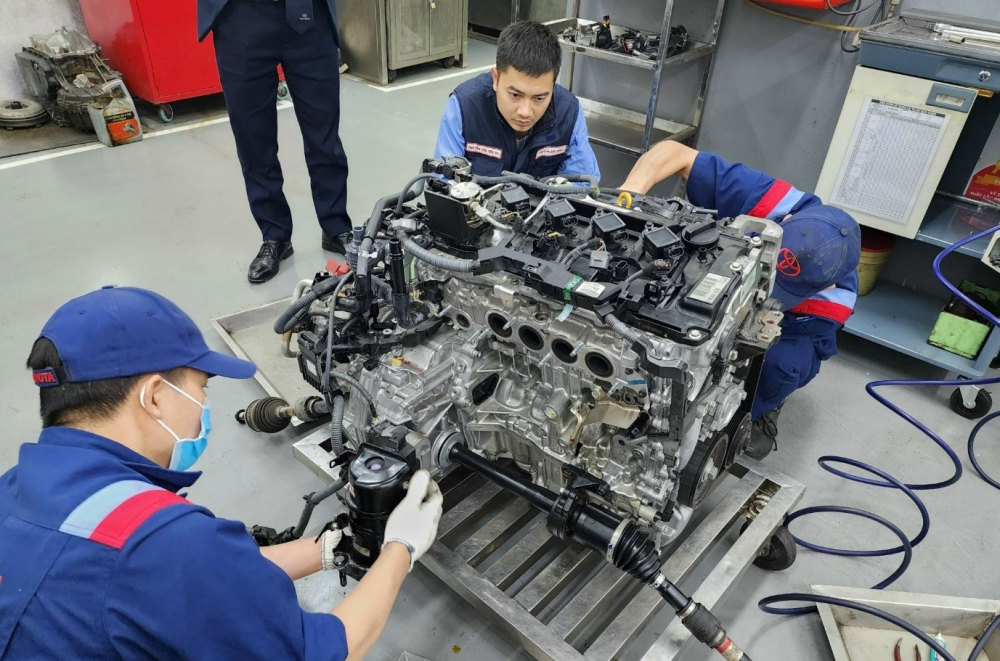 Chị Hương cho rằng, đối với chiếc xe mới chạy được gần 5.000km m&agrave; lại bổ m&aacute;y v&agrave; chỉ thay thế c&aacute;c bộ phận hư hỏng th&igrave; sẽ l&agrave;m ảnh hưởng tới chất lượng an to&agrave;n v&agrave; gi&aacute; trị của chiếc xe&nbsp;