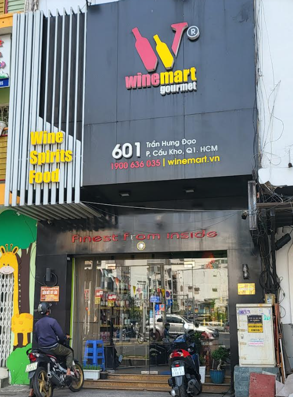 TP.HCM: Thu giữ 67 chai rượu kh&#244;ng h&#243;a đơn chứng từ tại cửa h&#224;ng Winemart quận 1 - Ảnh 2
