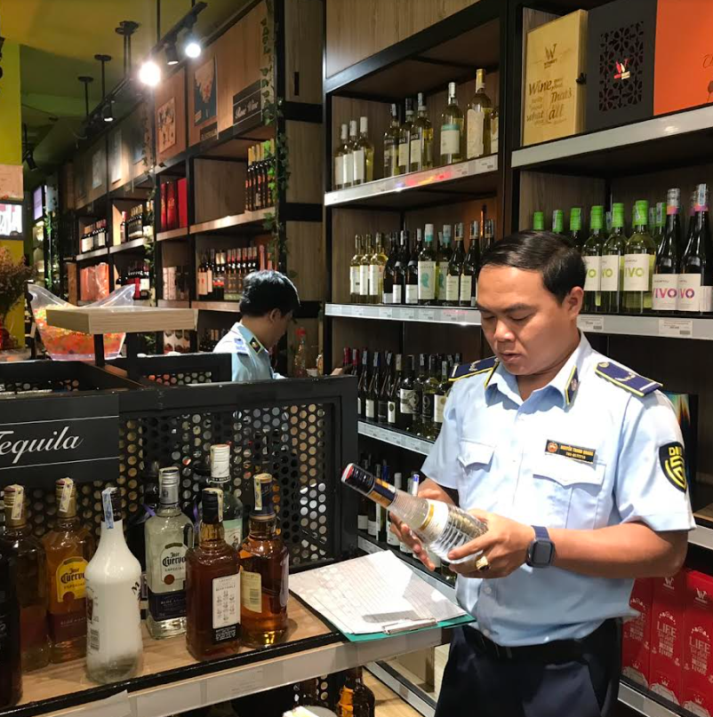 TP.HCM: Thu giữ 67 chai rượu kh&#244;ng h&#243;a đơn chứng từ tại cửa h&#224;ng Winemart quận 1 - Ảnh 4