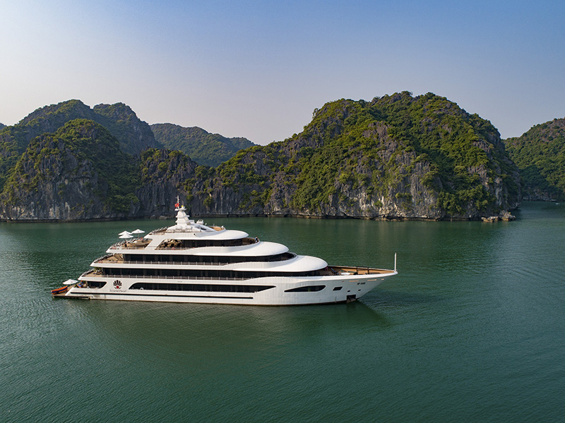 Trải nghiệm một ng&agrave;y tr&ecirc;n vịnh biển di sản bằng du thuyền c&aacute; nh&acirc;n l&agrave; một trong những th&uacute; vui đẳng cấp của giới si&ecirc;u gi&agrave;u tại Vinhomes Royal Island (Ảnh minh họa).