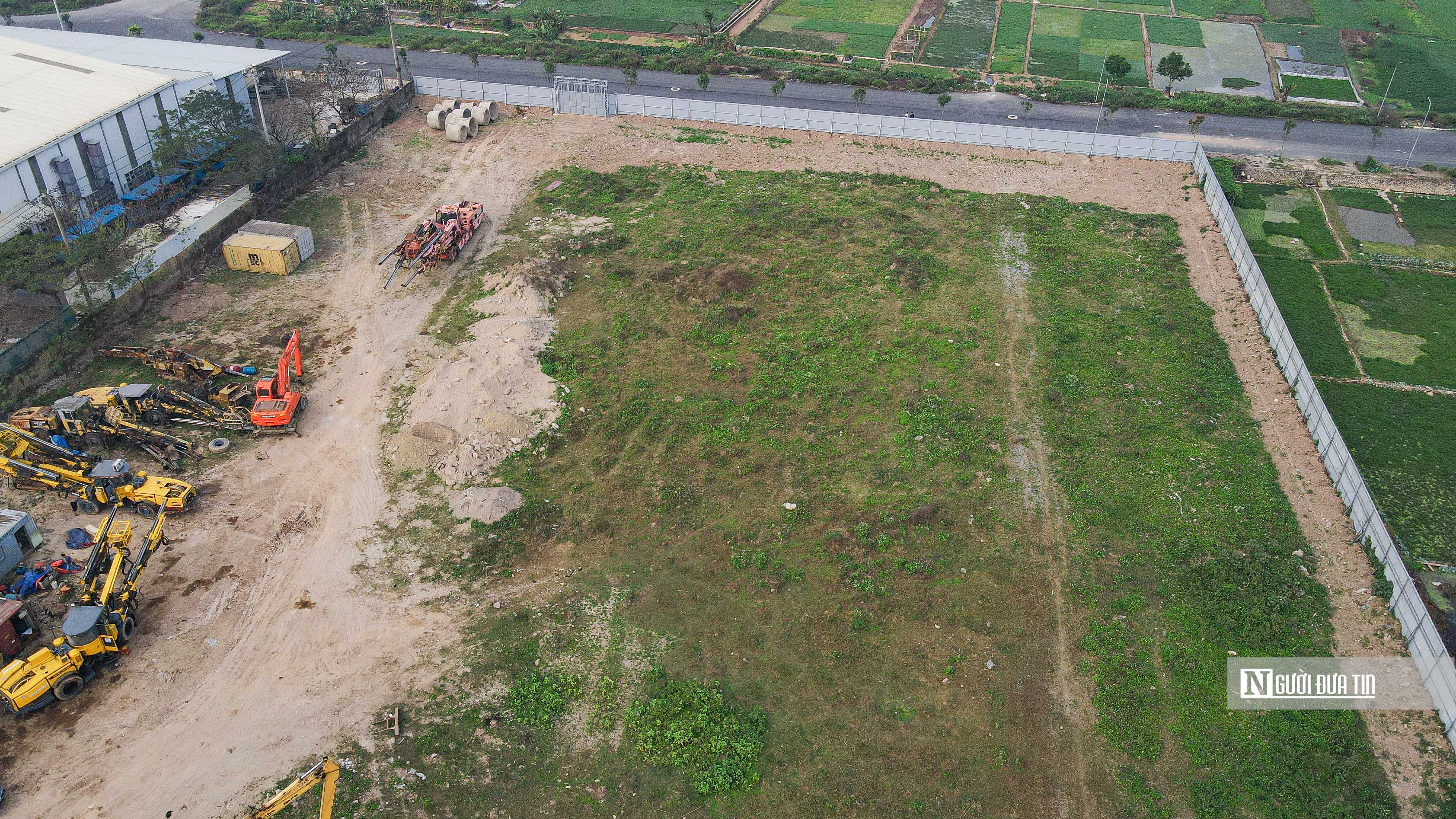 Cỏ mọc um t&ugrave;m, r&aacute;c thải được vất bừa b&atilde;i b&ecirc;n trong dự &aacute;n.