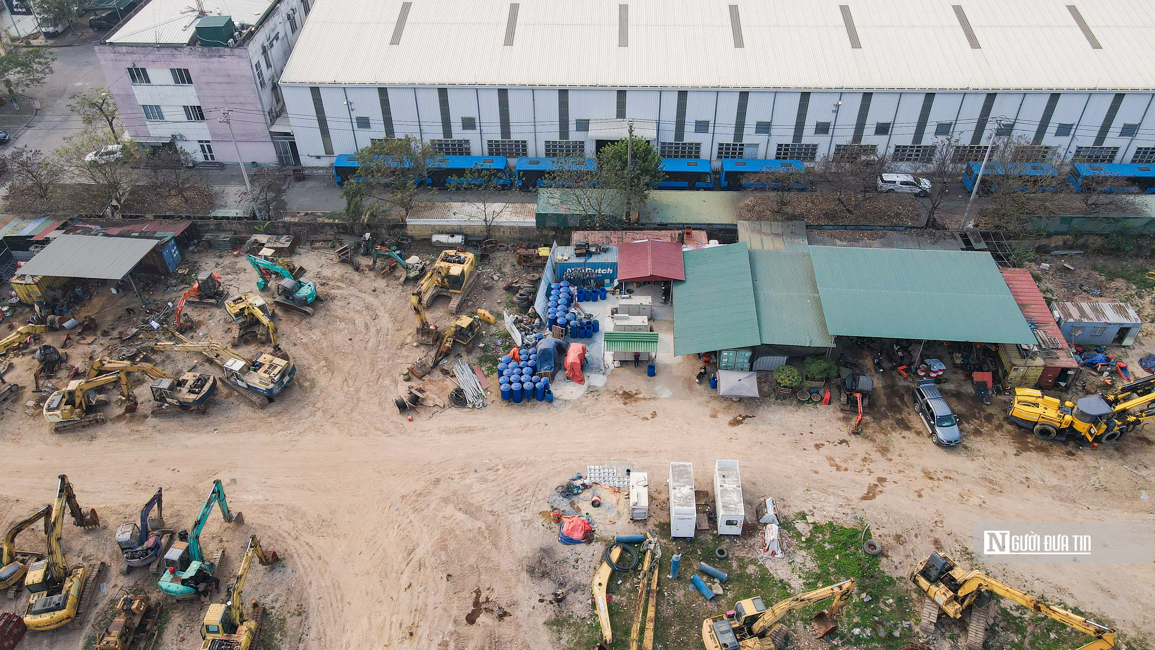 Ho&aacute; chất được để xung quanh dự &aacute;n cả b&ecirc;n ngo&agrave;i v&agrave; trong nh&agrave; kho.