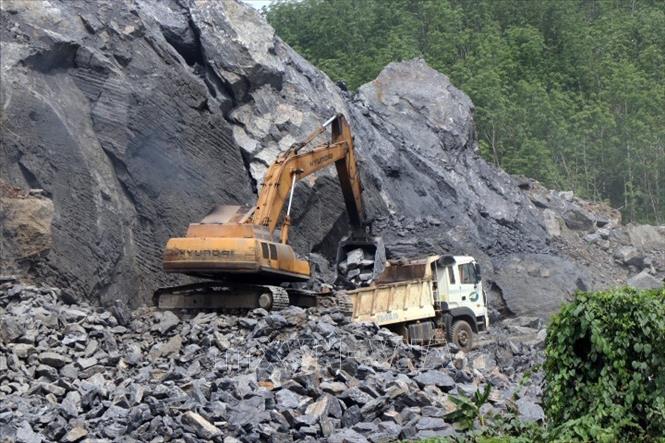 Khai th&aacute;c vượt hơn 93% c&ocirc;ng suất được cấp ph&eacute;p, C&ocirc;ng ty Cổ phần VRG Đ&aacute; B&igrave;nh Định bị phạt 700 triệu đồng. (Ảnh minh họa)