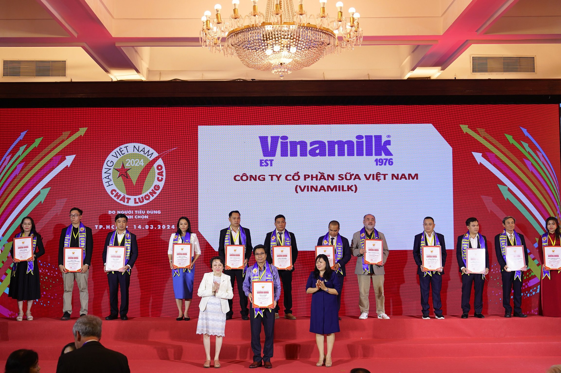 Vinamilk 28 năm li&#234;n tiếp giữ danh hiệu H&#224;ng Việt Nam Chất lượng cao - Ảnh 1