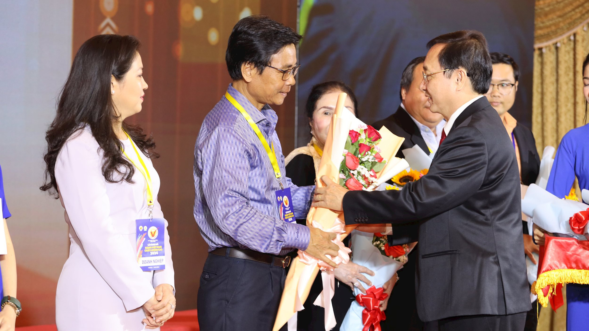 Đại diện Vinamilk nhận hoa vinh danh từ Bộ trưởng Khoa học v&agrave; C&ocirc;ng nghệ &nbsp;