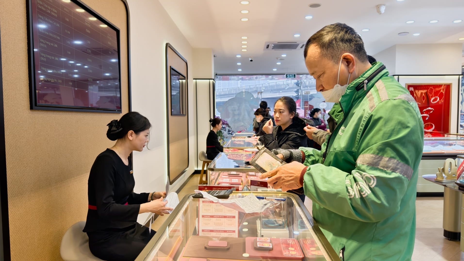 Giá vàng hôm nay 16/3: Vàng nhẫn tụt dốc, mất mốc 180 triệu/lượng - Ảnh 1