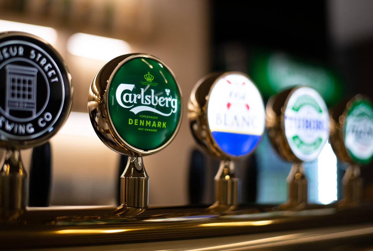 'Ông lớn' bia Carlsberg thu gần 16.000 tỷ ở Việt Nam nhưng báo lỗ hơn 800 tỷ đồng - Ảnh 1