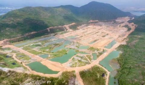 Dự &aacute;n Khu du lịch Hải Giang Merry Land do C&ocirc;ng ty CP Dịch vụ Giải tr&iacute; Hưng Thịnh Quy Nhơn (th&agrave;nh vi&ecirc;n của Tập đo&agrave;n Hưng Thịnh) l&agrave;m chủ đầu tư. &nbsp;