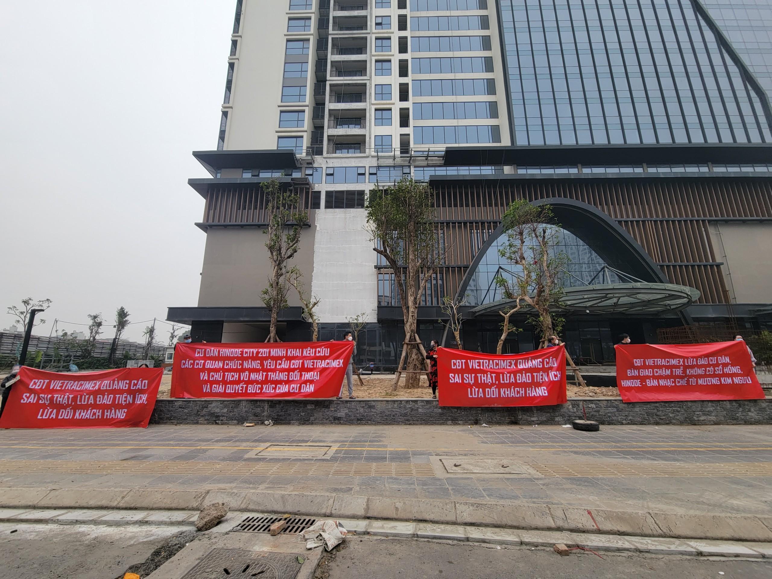 Theo cư d&acirc;n, đ&aacute;p lại những kiến nghị của cư d&acirc;n l&agrave; sự im lặng rất kh&oacute; hiểu từ ph&iacute;a Vietracimex; khi đ&atilde; nhiều th&aacute;ng tr&ocirc;i qua, đơn vị n&agrave;y vẫn kh&ocirc;ng đưa ra một c&acirc;u trả lời thoả đ&aacute;ng.