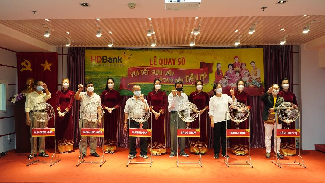 HDBank ch&#250;c mừng kh&#225;ch h&#224;ng tr&#250;ng 1 tỷ đồng trong chương tr&#236;nh “Vui Tết sum vầy - Đong đầy tiền tỷ” - Ảnh 1