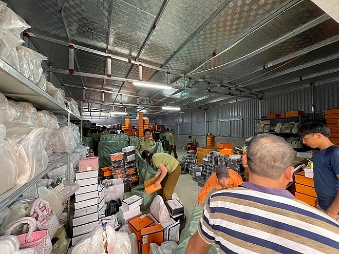 Kho h&agrave;ng rộng 500m2 nhưng chứa h&agrave;ng chục ngh&igrave;n sản phẩm vi phạm &nbsp;