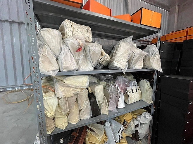 Lực lượng chức năng phải d&ugrave;ng tới 10 xe 3,5 tấn mới c&oacute; thể di chuyển hết số h&agrave;ng h&oacute;a vi phạm tại kho h&agrave;ng n&agrave;y. &nbsp;