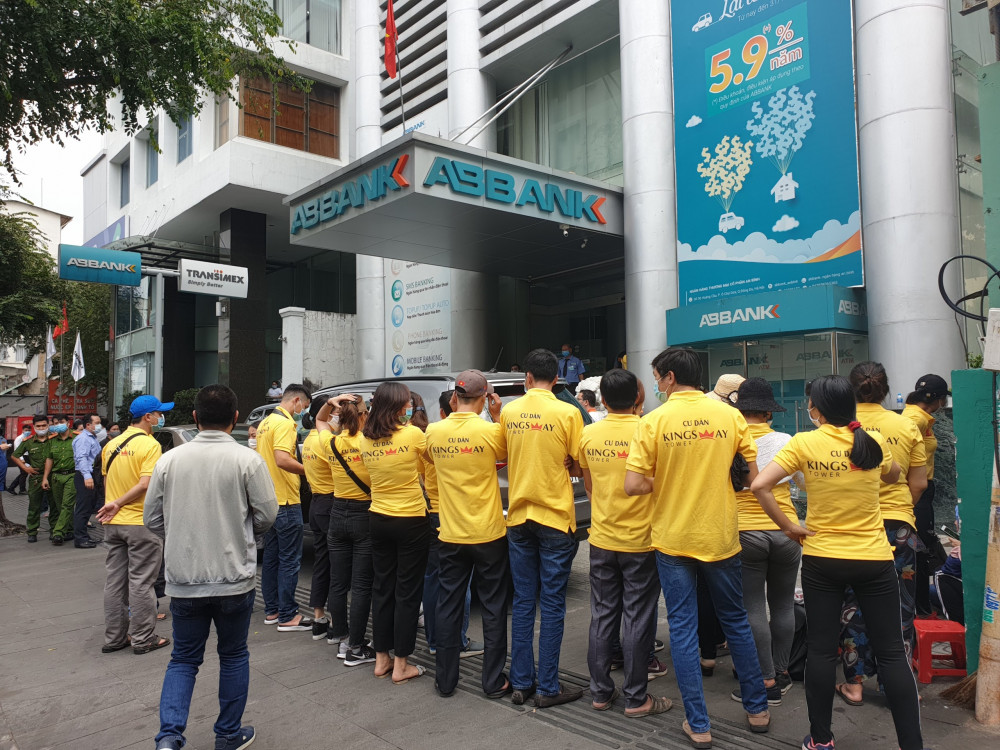 Kh&aacute;ch h&agrave;ng k&eacute;o đến khiếu nại ABBANK &nbsp;