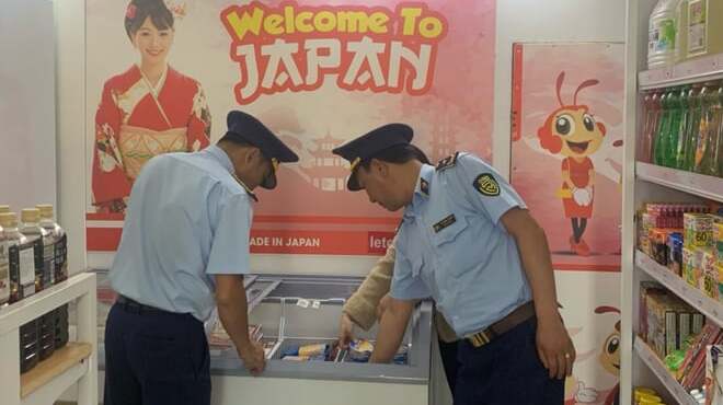 Lực lượng Quản l&yacute; thị trường kiểm tra vấn đề an to&agrave;n vệ sinh thực phẩm tại cơ sở kinh doanh (ảnh Cục QLTT tỉnh L&acirc;m Đồng).