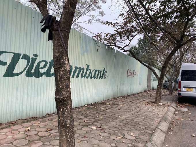 Đ&atilde; 13 năm tr&ocirc;i qua, kh&ocirc;ng r&otilde; l&yacute; do v&igrave; sao, khu "đất v&agrave;ng" do Vietcombank đứng t&ecirc;n sở hữu vẫn chưa bị thu hồi d&ugrave; cơ quan chức năng đ&atilde; qua nhiều l&agrave;n r&agrave; so&aacute;t, thanh kiểm tra...?