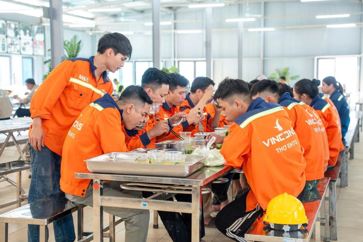 B&ecirc;n cạnh mức lương vượt trội so với thị trường, c&aacute;c ch&iacute;nh s&aacute;ch ph&uacute;c lợi như bảo hiểm, nơi ở, bữa ăn đầy đủ dinh dưỡng,&hellip; của VinCons l&agrave; l&yacute; do gi&uacute;p c&ocirc;ng nh&acirc;n y&ecirc;n t&acirc;m, gắn b&oacute; với nghề