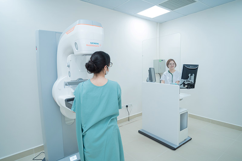Mục sở thị bộ đôi “cặp mắt vàng” trong tầm soát ung thư vú tại Bệnh viện Vinmec Ocean Park 2 - Ảnh 1