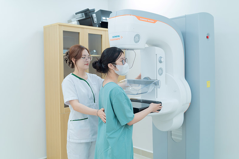 Mục sở thị bộ đôi “cặp mắt vàng” trong tầm soát ung thư vú tại Bệnh viện Vinmec Ocean Park 2 - Ảnh 2