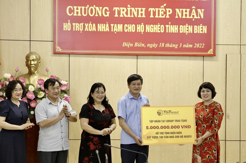 Đại diện Tập đo&agrave;n T&amp;T Group trao ủng hộ 5 tỷ đồng cho tỉnh Điện Bi&ecirc;n