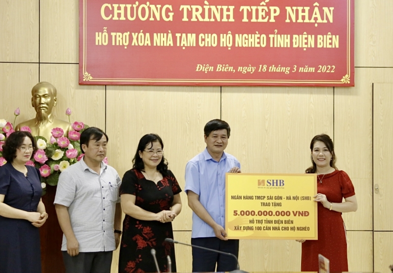 Đại diện Ng&acirc;n h&agrave;ng TMCP S&agrave;i G&ograve;n &ndash; H&agrave; Nội (SHB) trao ủng hộ 5 tỷ đồng cho tỉnh Điện Bi&ecirc;n