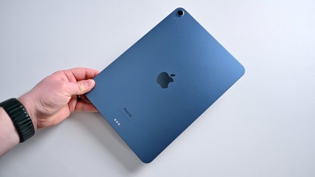 iPad Air 5&nbsp;bị nhiều người d&ugrave;ng ph&agrave;n n&agrave;n về việc c&oacute; vỏ nh&ocirc;m ở mặt sau mỏng hơn bản tiền nhiệm. Ảnh minh họa