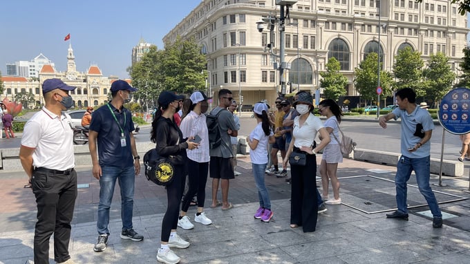 Phụ huynh đặt nghi vấn: Hơn 4.000 tỷ đồng huy động tại Trường Quốc tế Mỹ (AISVN) đ&atilde; đi đ&acirc;u? (ảnh chụp số phụ huynh trước cổng trụ sở UBND Tp.HCM s&aacute;ng ng&agrave;y 21/3).