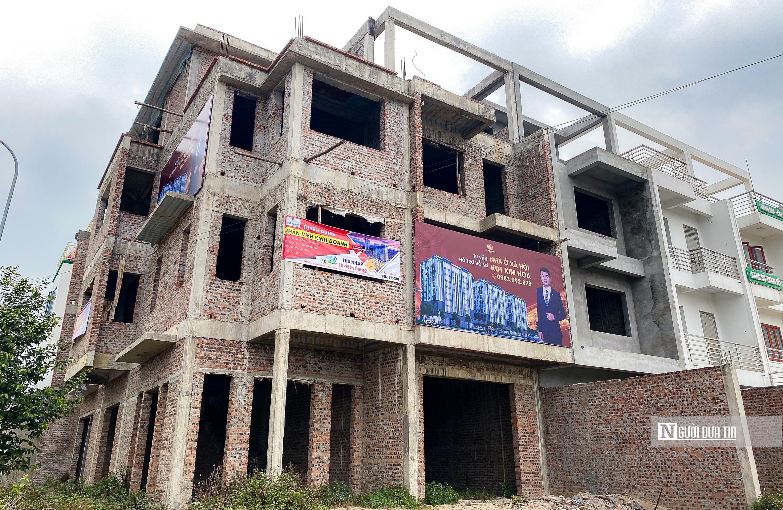 Xung quanh dự &aacute;n đ&atilde; c&oacute; biển quảng c&aacute;o tư vấn, hỗ trợ hồ sơ tại dự &aacute;n.