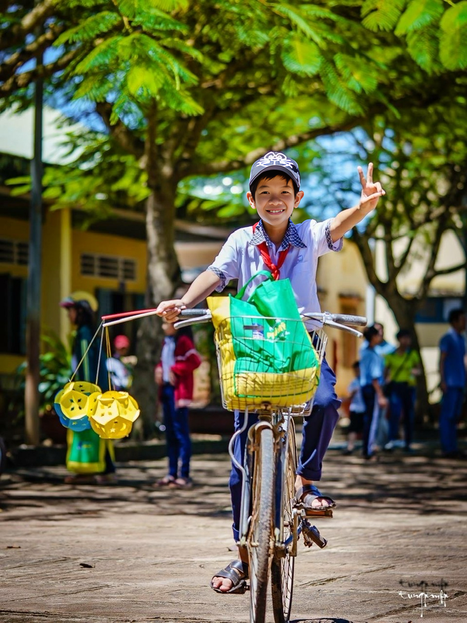 Niềm vui khi nhận qu&agrave; từ&nbsp; PVFCCo.