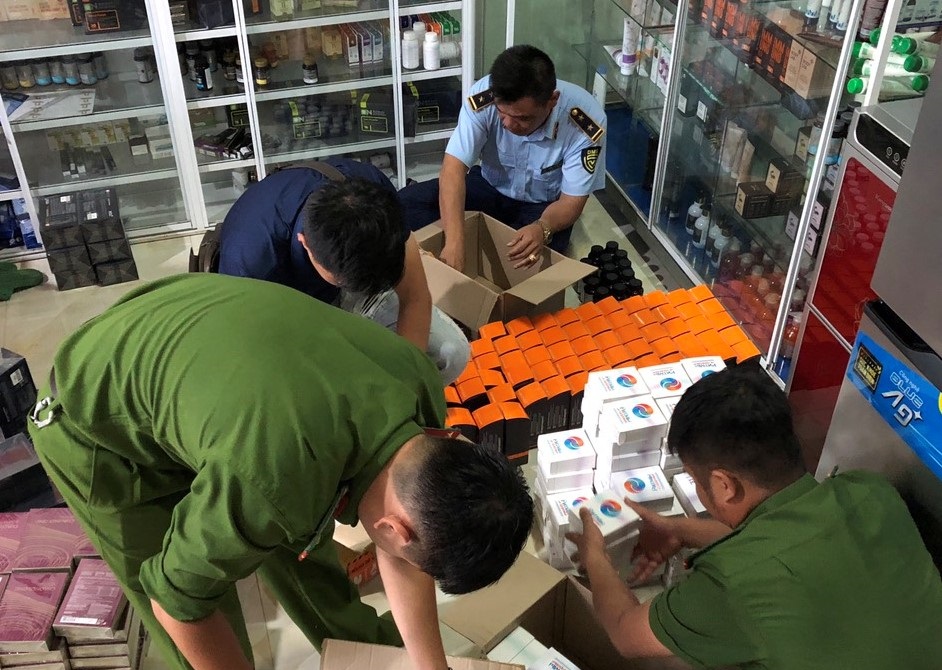 Lực lượng chức năng kiểm tra cơ sở kinh danh thực phẩm chức năng kh&ocirc;ng r&otilde; nguồn gốc, xuất xứ&nbsp;tại Gia Lai.