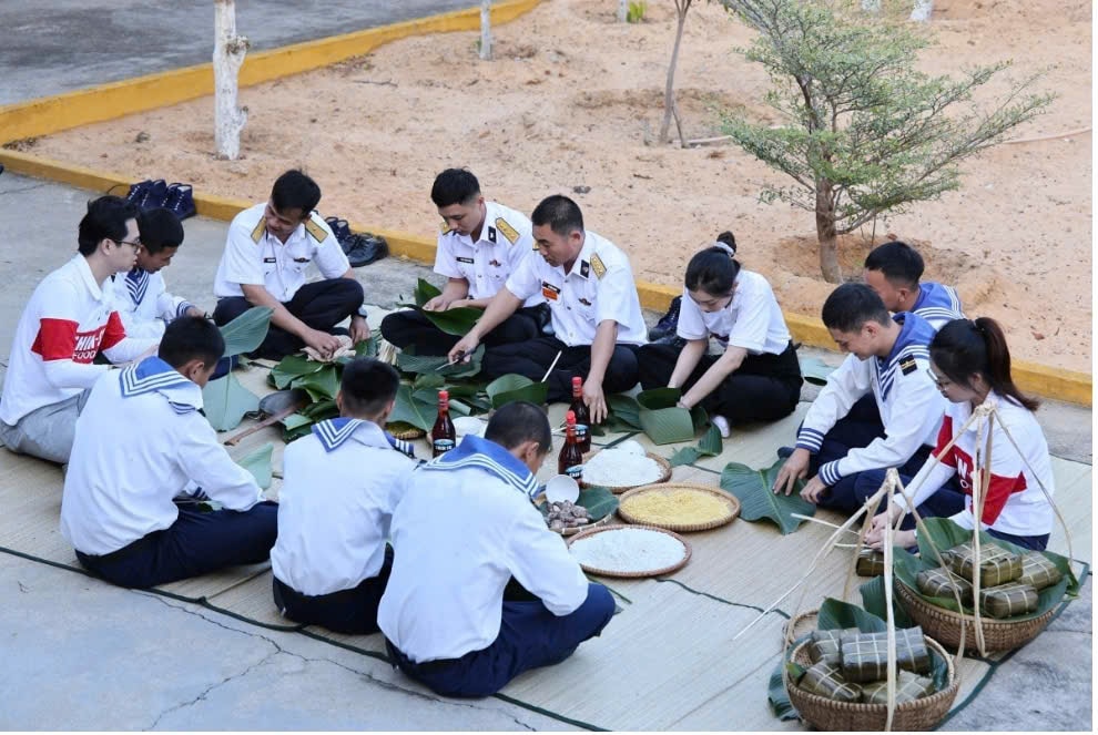 C&aacute;c chiến sỹ Hải qu&acirc;n V&ugrave;ng 4 qu&acirc;y quần c&ugrave;ng nhau g&oacute;i b&aacute;nh chưng chuẩn bị đ&oacute;n Tết