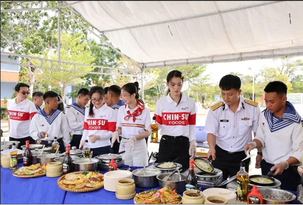 Đo&agrave;n c&ocirc;ng t&aacute;c c&ugrave;ng c&aacute;c c&aacute;n bộ, chiến sĩ l&agrave;m b&aacute;nh x&egrave;o cho buổi giao lưu trước ng&agrave;y c&aacute;c chiến sĩ ra đảo xa