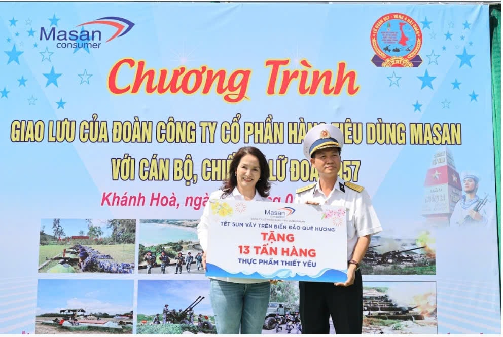 Đại diện C&ocirc;ng ty Cổ Phần Masan trao tặng 13 tấn h&agrave;ng thực phẩm thiết yếu đến c&aacute;c chiến sỹ, c&aacute;n bộ V&ugrave;ng 4 Hải Qu&acirc;n