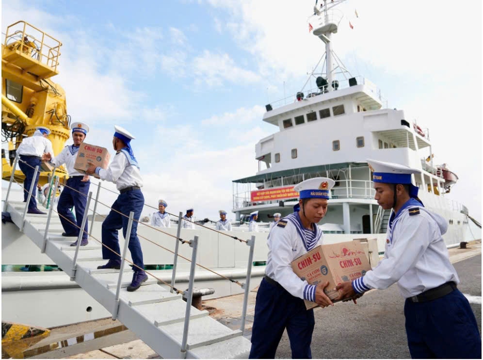 Những chai Nước mắm CHIN-SU C&aacute; Cơm Biển Đ&ocirc;ng ch&iacute;nh l&agrave; t&igrave;nh cảm của đất liền gửi đến c&aacute;c c&aacute;n bộ chiến sĩ xa nh&agrave; bảo vệ Tổ quốc.