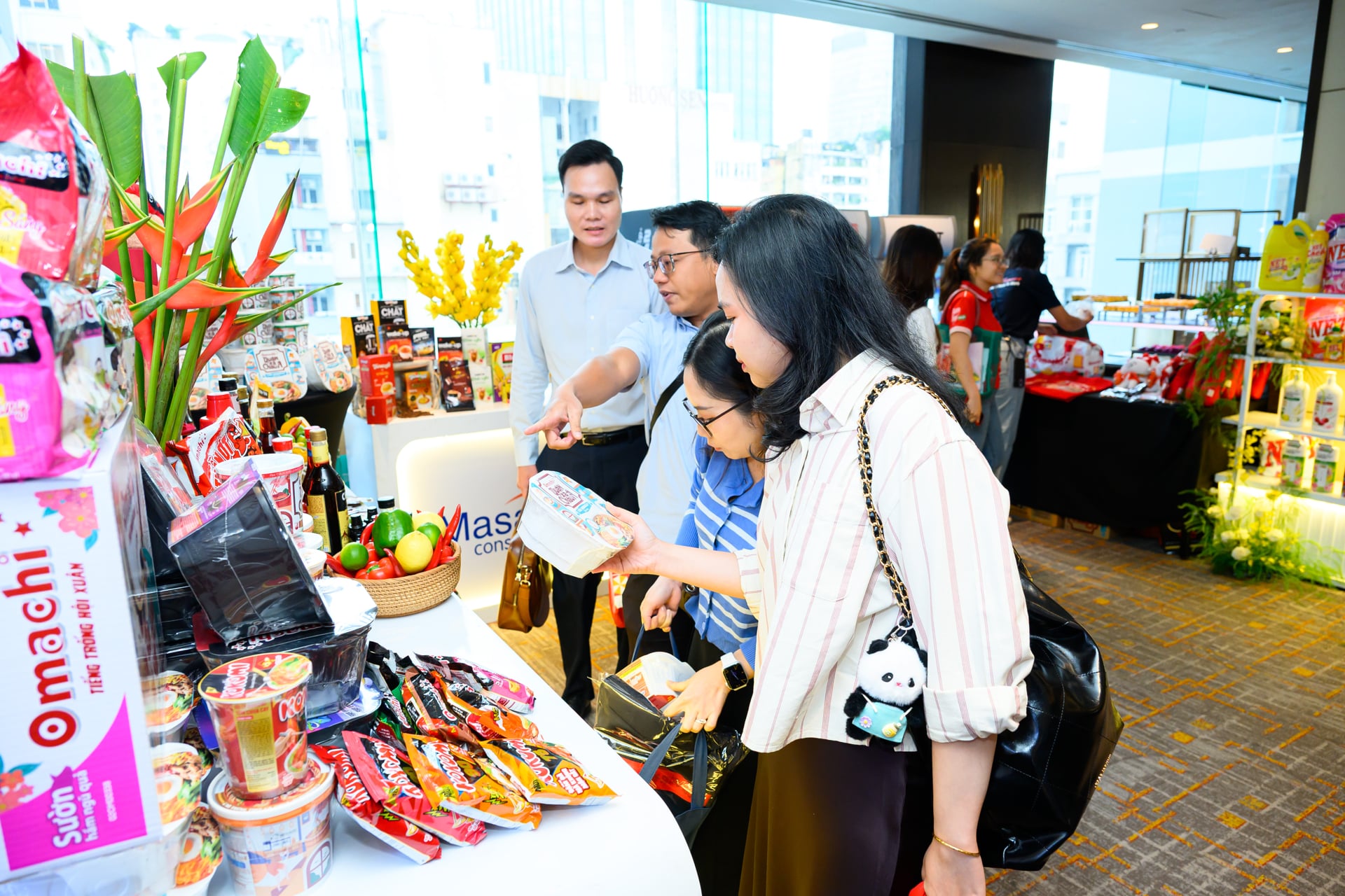 Cổ đông tham gia sự kiện, trải nghiệm sản phẩm tại roadshow của MCH&nbsp;