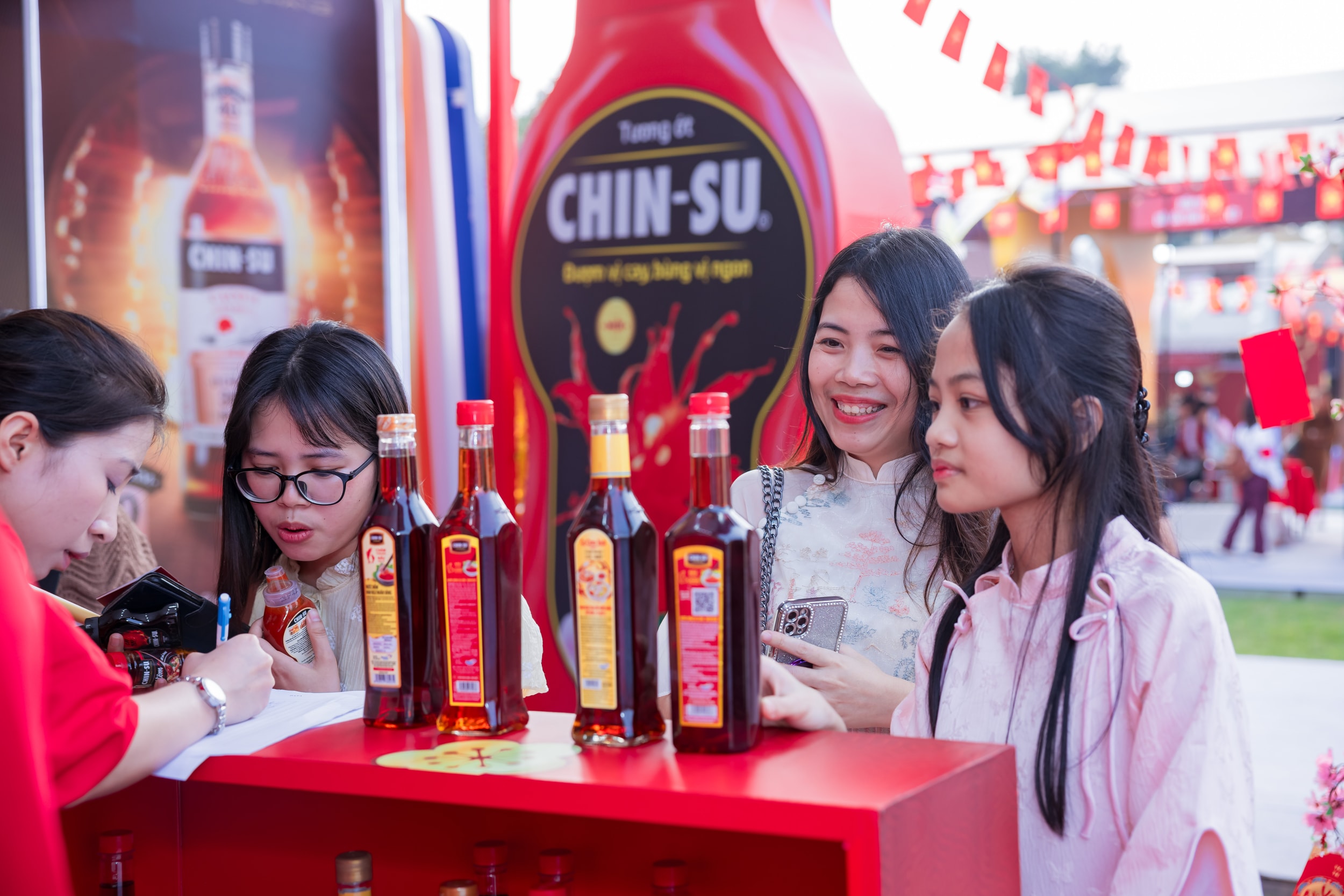 D&ograve;ng sản phẩm Nam Ngư thu h&uacute;t kh&aacute;ch h&agrave;ng mua sắm.