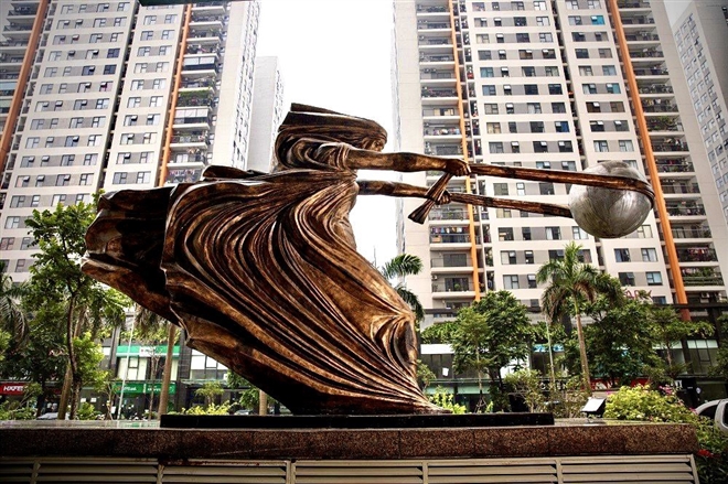 Bức tượng đặt tại sảnh trước t&ograve;a nh&agrave; The Van Phu &ndash; Victoria, Khu đ&ocirc; thị mới Văn Ph&uacute;, quận H&agrave; Đ&ocirc;ng