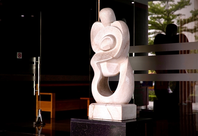 T&aacute;c phẩm của L&ecirc; C&ocirc;ng Th&agrave;nh ẩn chứa t&igrave;nh mẫu tử thi&ecirc;ng li&ecirc;ng (Tại sảnh một t&ograve;a chung cư trong dự &aacute;n The Van Phu - Victoria)