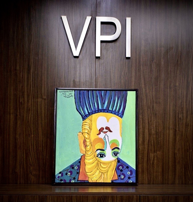 Tranh đảo ngược của Nguyễn Đại Giang tại văn ph&ograve;ng Văn Ph&uacute; - Invest (104 Th&aacute;i Thịnh)