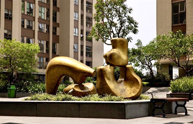 Nghệ thuật để phục vụ cho đời sống (Ảnh minh họa: Tượng tại một khu sinh hoạt chung trong dự &aacute;n của Văn Ph&uacute; - Invest)