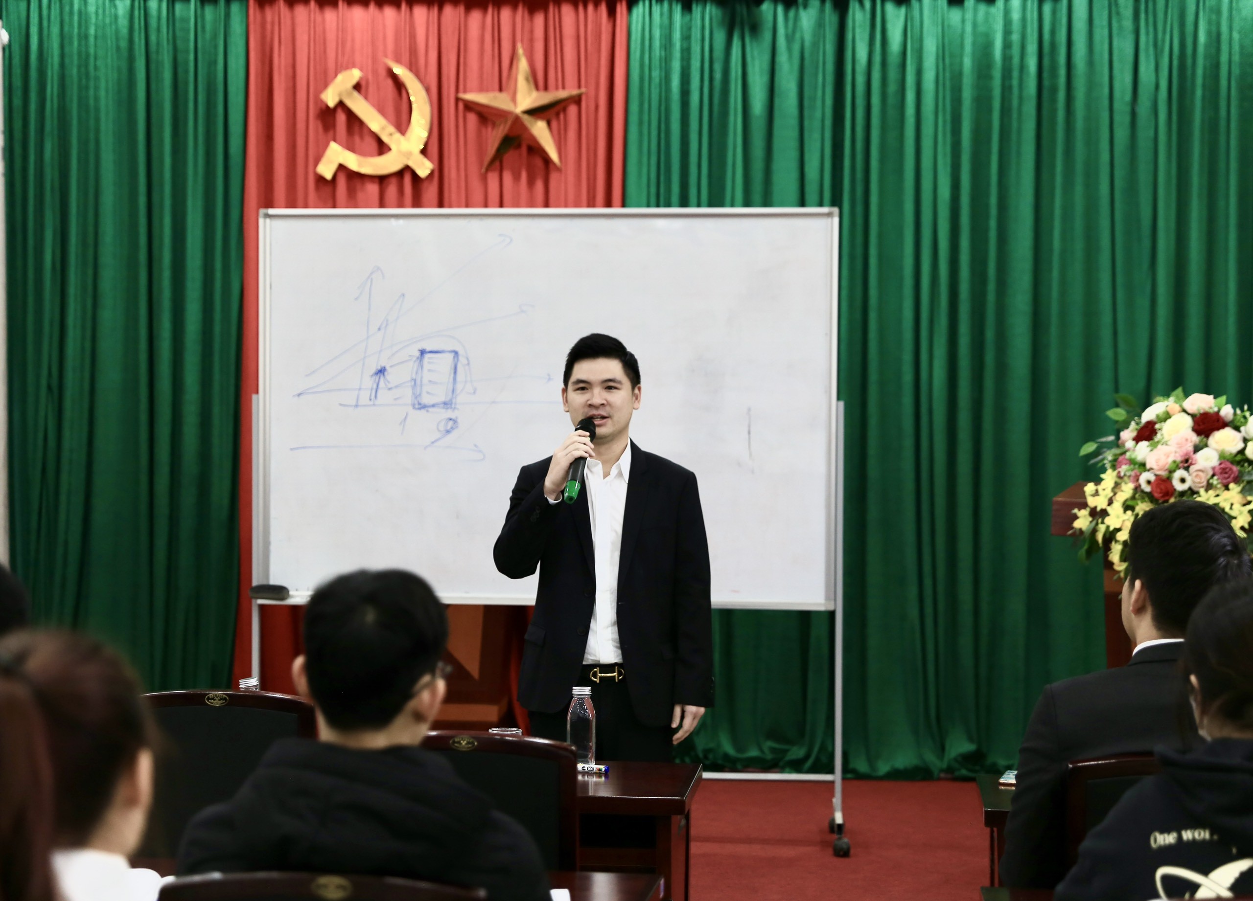 Với việc tham gia, đ&oacute;ng g&oacute;p t&iacute;ch cực cho c&ocirc;ng t&aacute;c an sinh x&atilde; hội, &ocirc;ng Đỗ Vinh Quang, Ph&oacute; Chủ tịch HĐQT Tập đo&agrave;n T&amp;T Group vinh dự l&agrave; một trong 64 c&aacute; nh&acirc;n ti&ecirc;u biểu được Sở Lao động - Thương binh v&agrave; X&atilde; hội H&agrave; Nội vinh danh.