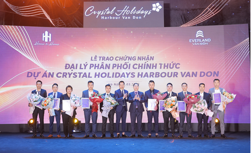 Đại diện chủ đầu tư v&agrave; đơn vị ph&aacute;t triển dự &aacute;n trao chứng nhận cho c&aacute;c đại l&yacute;