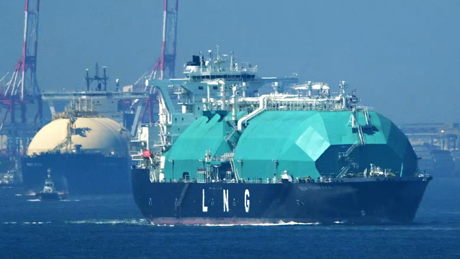 T&agrave;u vận chuyển LNG tại cảng. Ảnh: Konosuke Urata