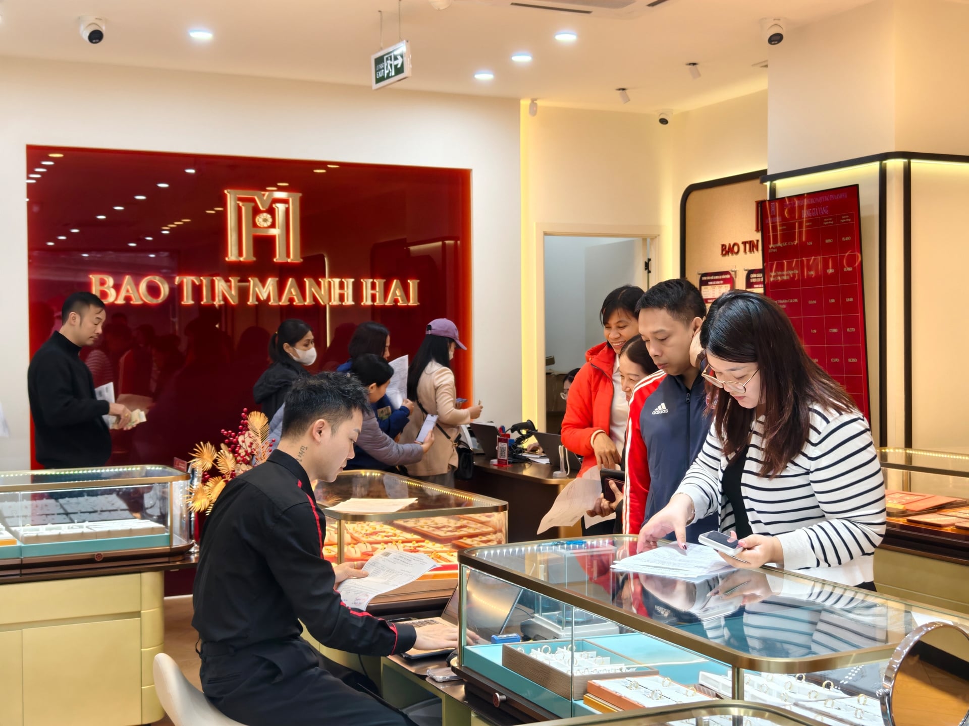 Giá vàng hôm nay 24/3: Tiếp đà giảm, xuống còn 163 triệu/lượng - Ảnh 1