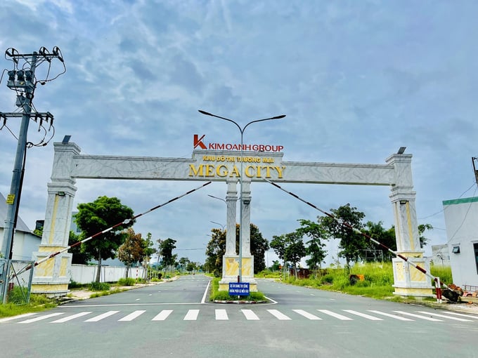 Ngay cổng của dự &aacute;n Mega City cũng cho thấy được sự vắng lắng của một khu đ&ocirc; thị với mục ti&ecirc;u hướng đến l&agrave; một khu đ&ocirc; thị hiện đại, nơi an cư cho người d&acirc;n nhưng sau nhiều năm, &iacute;t người đến sinh sống đ&atilde; v&agrave; đang nhường chỗ cho cỏ mọc.