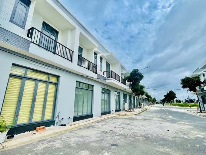 Những cảnh vắng lặng b&ecirc;n trong dự &aacute;n, nh&agrave; th&igrave; x&acirc;y xong nhưng lu&ocirc;n trong t&igrave;nh trạng kh&oacute;a cửa.